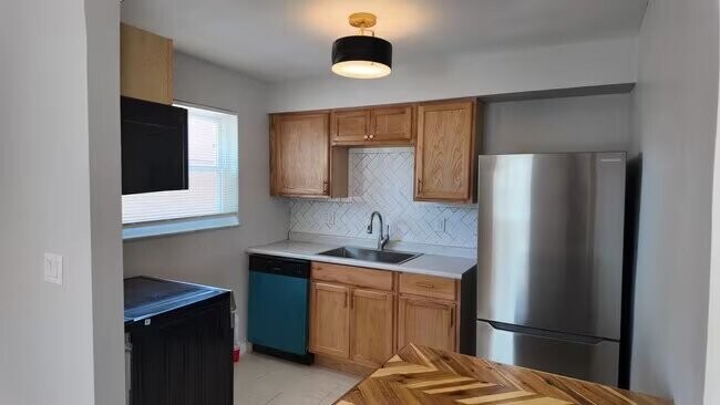 Building Photo - 3160 Schubert Ave Unit 2