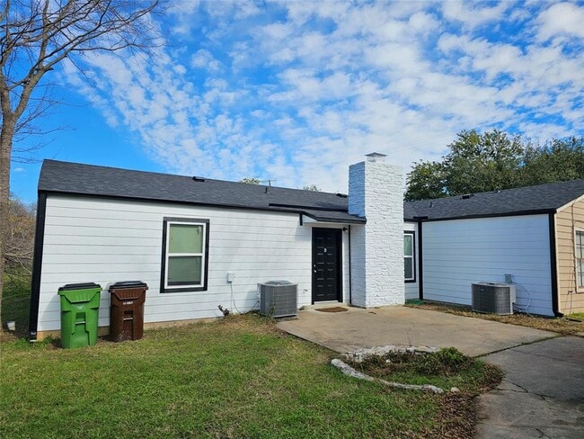 Building Photo - 1008 Cushing Dr Rental