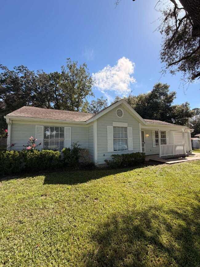 Photo - Charming Updated Home with New Appliances, Fenced Yard & Great SE Ocala Location!