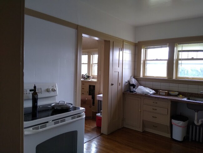 Kitchen - 4552 W Wells St Unit 104