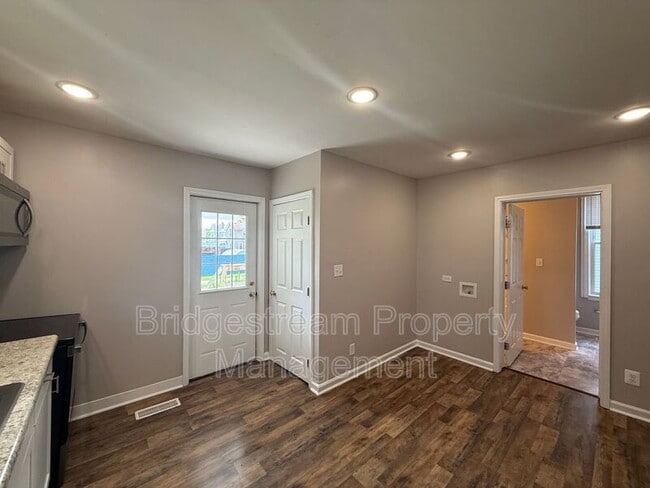 Photo - 921 Kent Ln S