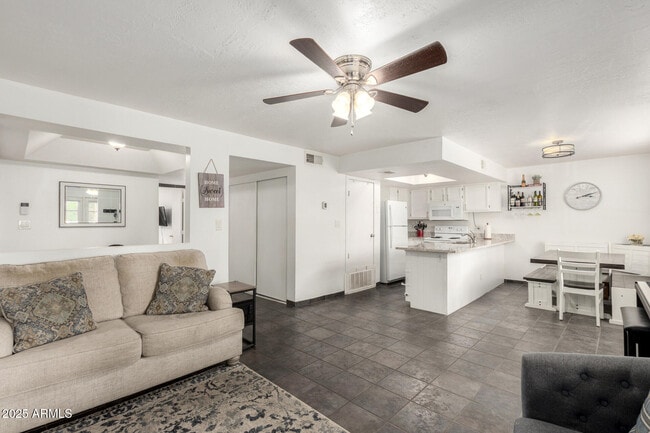 Building Photo - 18811 N 19th Ave Unit 2017