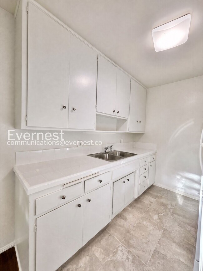 Photo - 1261 E 1st St Unidad Apartment 5