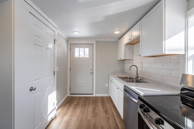 Building Photo - Remodeled house right by Gundersen/Emplify!