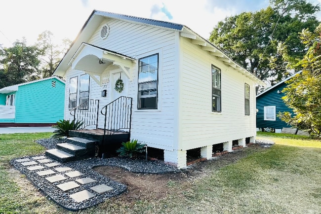 Photo - 808 Gordon St