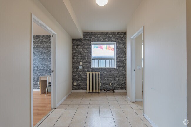 2BR, 1BA - 600SF - Living Room