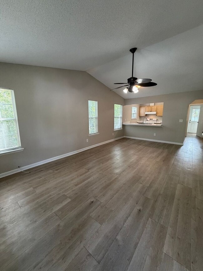 Building Photo - Gorgeous 2/2 newly renovated townhome available now!