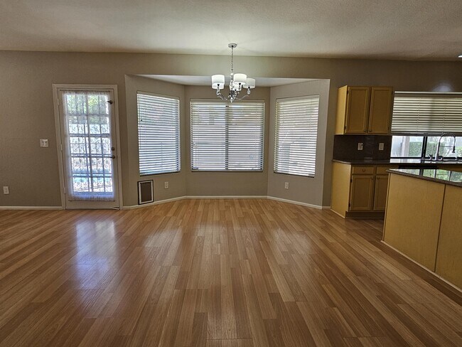 Photo - 110 E Evelyn Ln