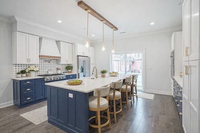 Building Photo - 615 S Delhi St