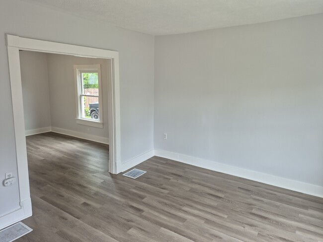 Photo - 210 S Hedges St