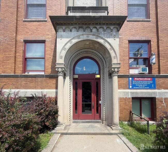 Photo - 2000 West St