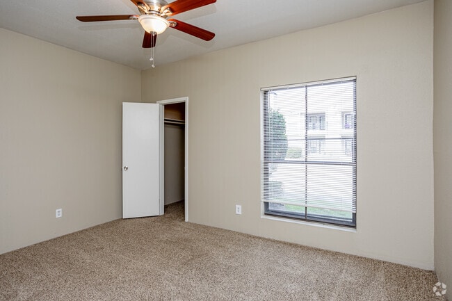 2BR, 2BA - 1,042 SF