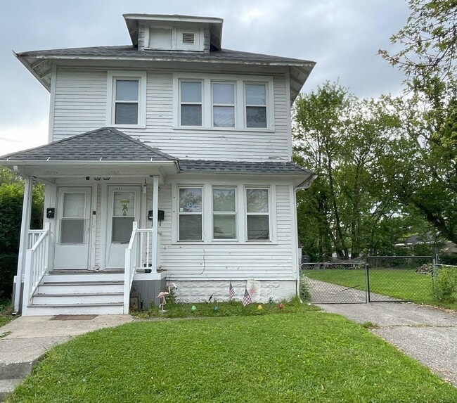Photo - 1537 Carlyle St House
