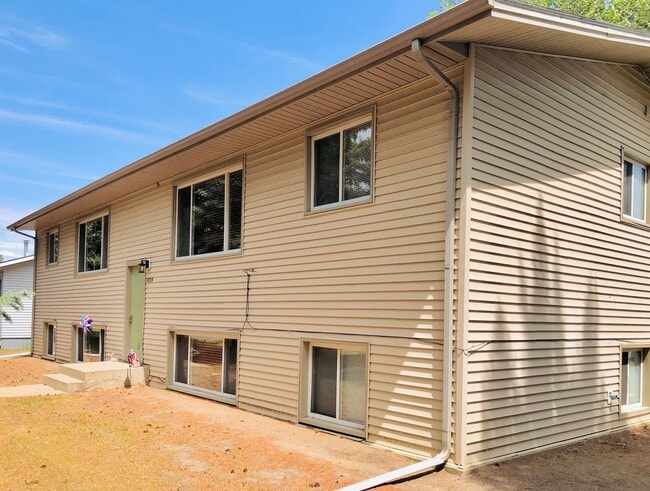 Building Photo - 1735 3rd St SE Unit 4