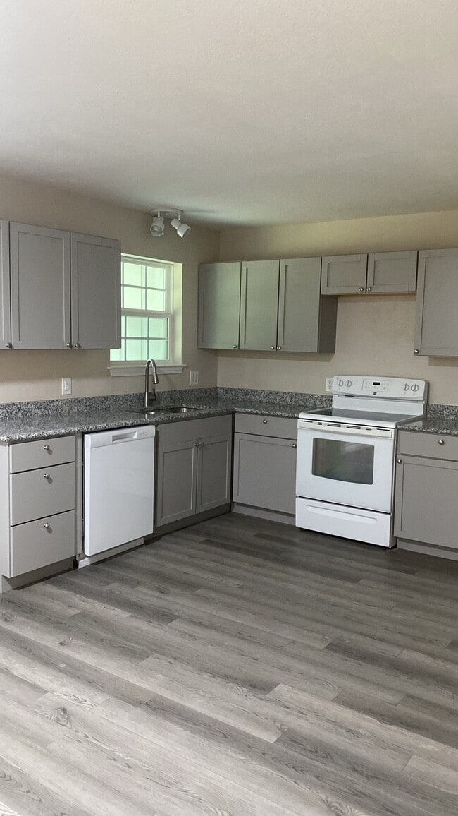 Photo - 122 Hampton Dr