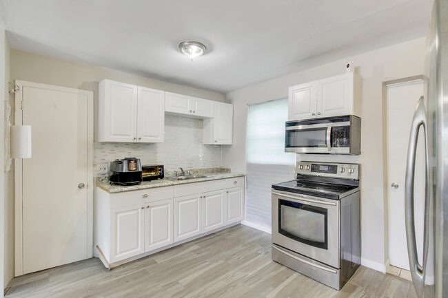 1325 W 32nd St