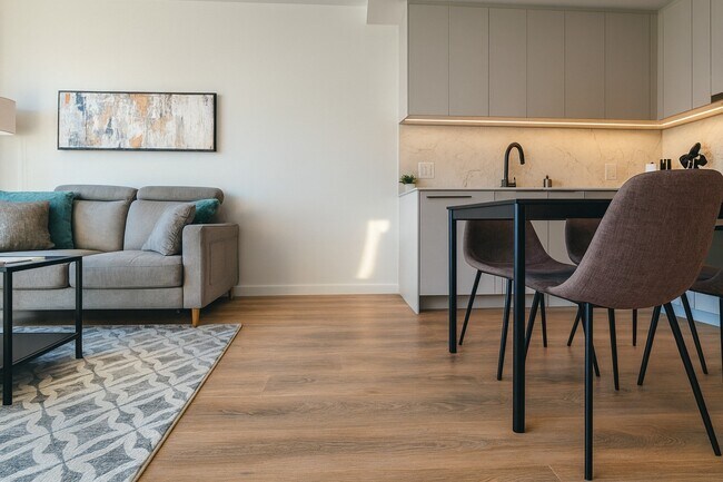 Photo - 13685 102 Av