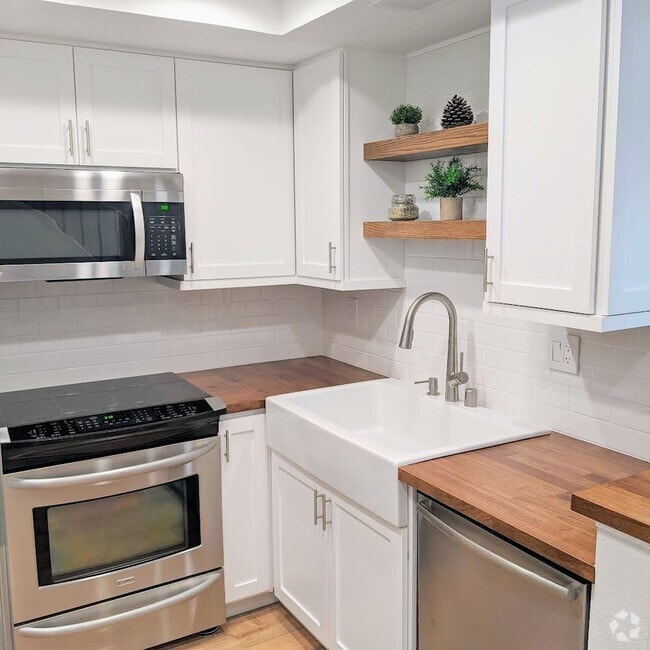 Building Photo - 14 Via Carino Rental