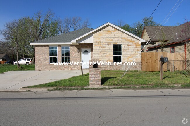 Building Photo - 707 N Brazos Ave Rental