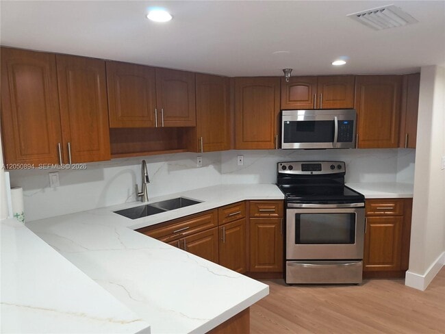 Building Photo - 2400 SW 3rd Ave Unit 506