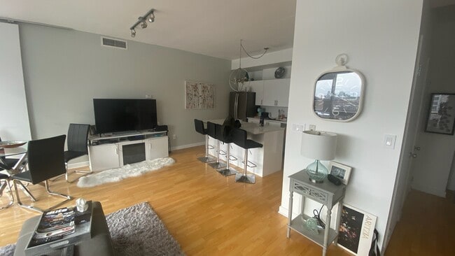 Salon donnant sur la cuisine - 180 York St Unité 801