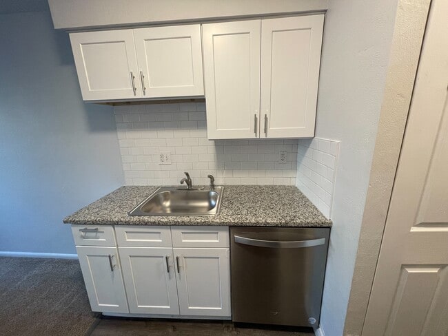 Kitchen - 600 Campbell Cir Unit #5