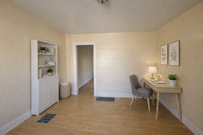 Photo - 831 W 27th St