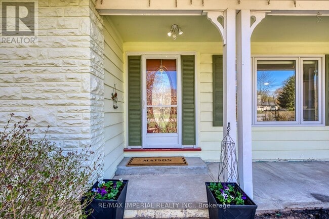 Photo - 2048 Devon Rd