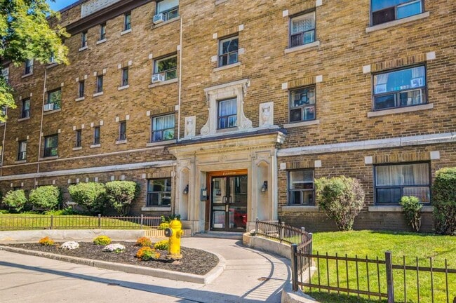 Photo - Amazing Bachelor + Den Unit 1