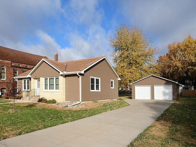 Photo - 405 E 5th St