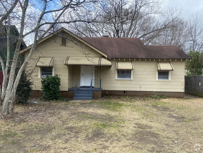 Building Photo - **ON HOLD**3 Bedroom / 1 Bathroom Home for...