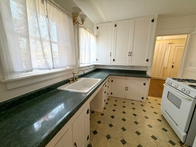 Kitchen - 1316 H St Unit 8