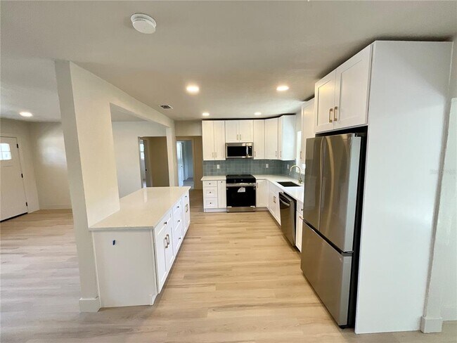 Photo - 644 Manor Dr W