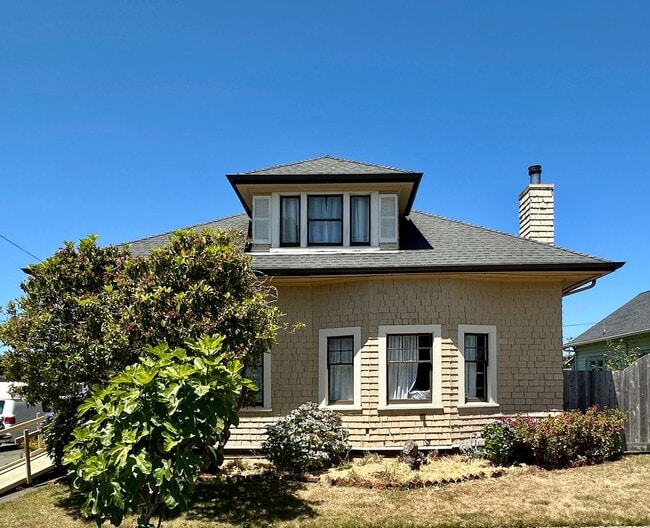 Building Photo - Furnished 2 bedroom Craftsman Apartment