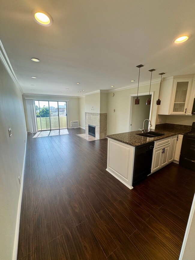 Building Photo - 2414 S Barrington Ave