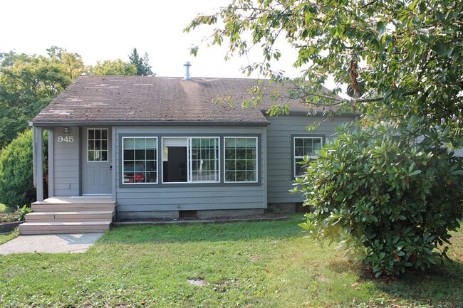 Photo - 3 Bedroom, 1.5 Bathroom House! Available now!