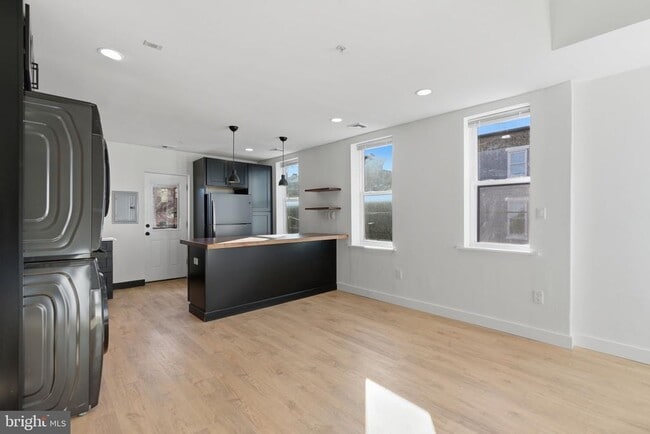 Photo - 2738 Poplar St