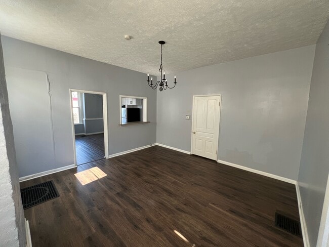 Photo - 1535 St Clair St