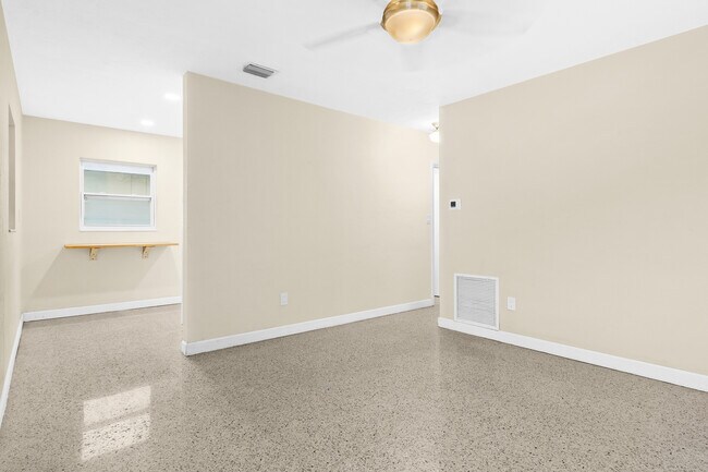 Photo - 11325 1st St E