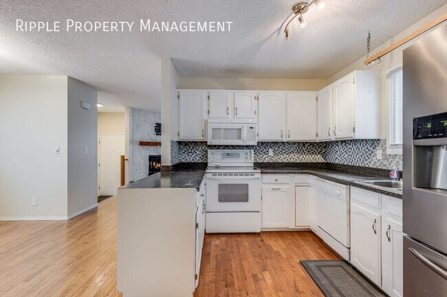 Photo - FANTASTIC 2 BEDS/ 1 BATH + DEN UPPER UNIT ONLY!