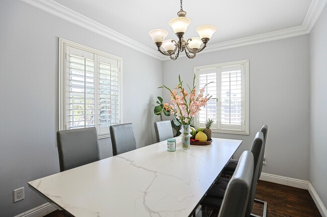 Comedor - 313 E 11th St
