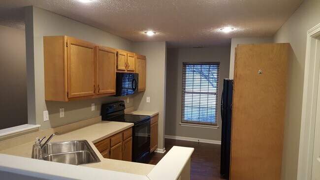 Photo - 3 bed, 2 bath Home with GARAGE!