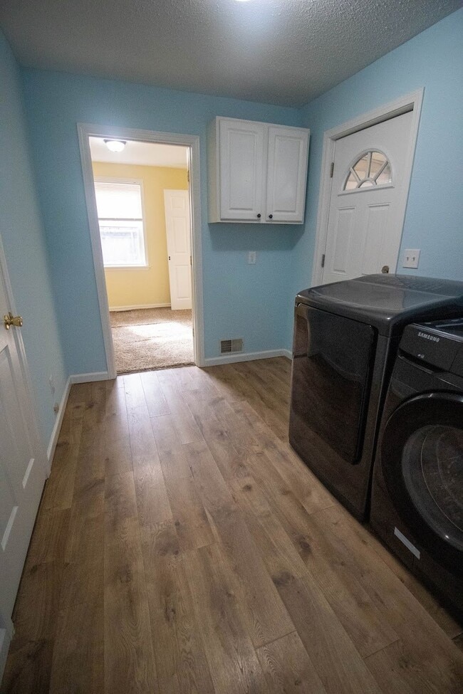 Photo - 4123 Lakeman St