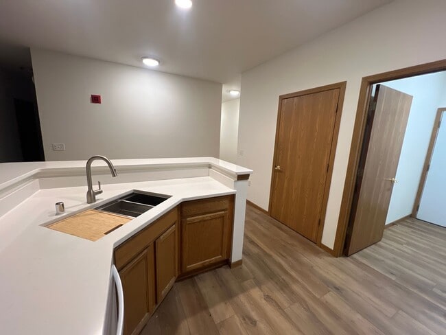 Building Photo - Large 2 Bedroom, 2 Bath apartment with 2 c... Unit 3330 Leopold - Apt B