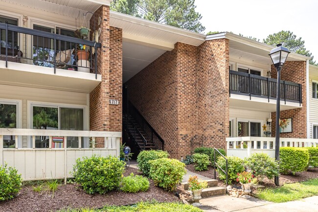 4717-G Edwards Mill Rd. - 3 be/2ba - Avail... - 4717-G Edwards Mill Rd. - 3 be/2ba - Avail... Condominio