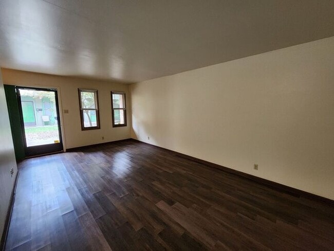 Photo - Downtown 1 bedroom Courtyard Apartment *Tenant Pays Electric ONLY!*