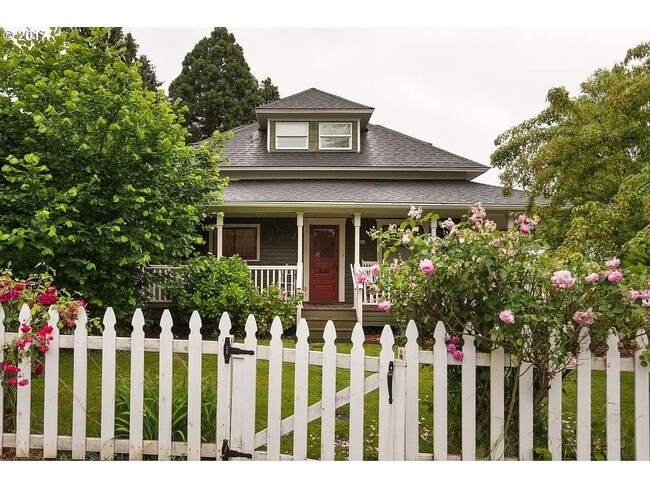 Building Photo - Beautiful 1898 Country Home