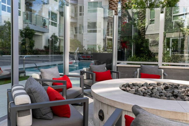 Gather around the fire for cozy evenings outside. - Diridon West Rental