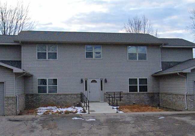 2 bedroom apartment located in a quiet neighborhood,10 minutes from Marshfield. - 10561 North Rd Apartments Unit 101