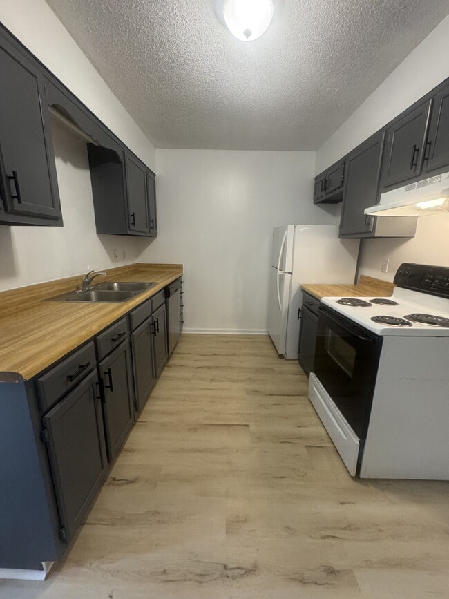 Photo - "Charming 1-Bedroom Townhouse Retreat in Hendersonville – Your Cozy Haven Awaits!" Unit 4